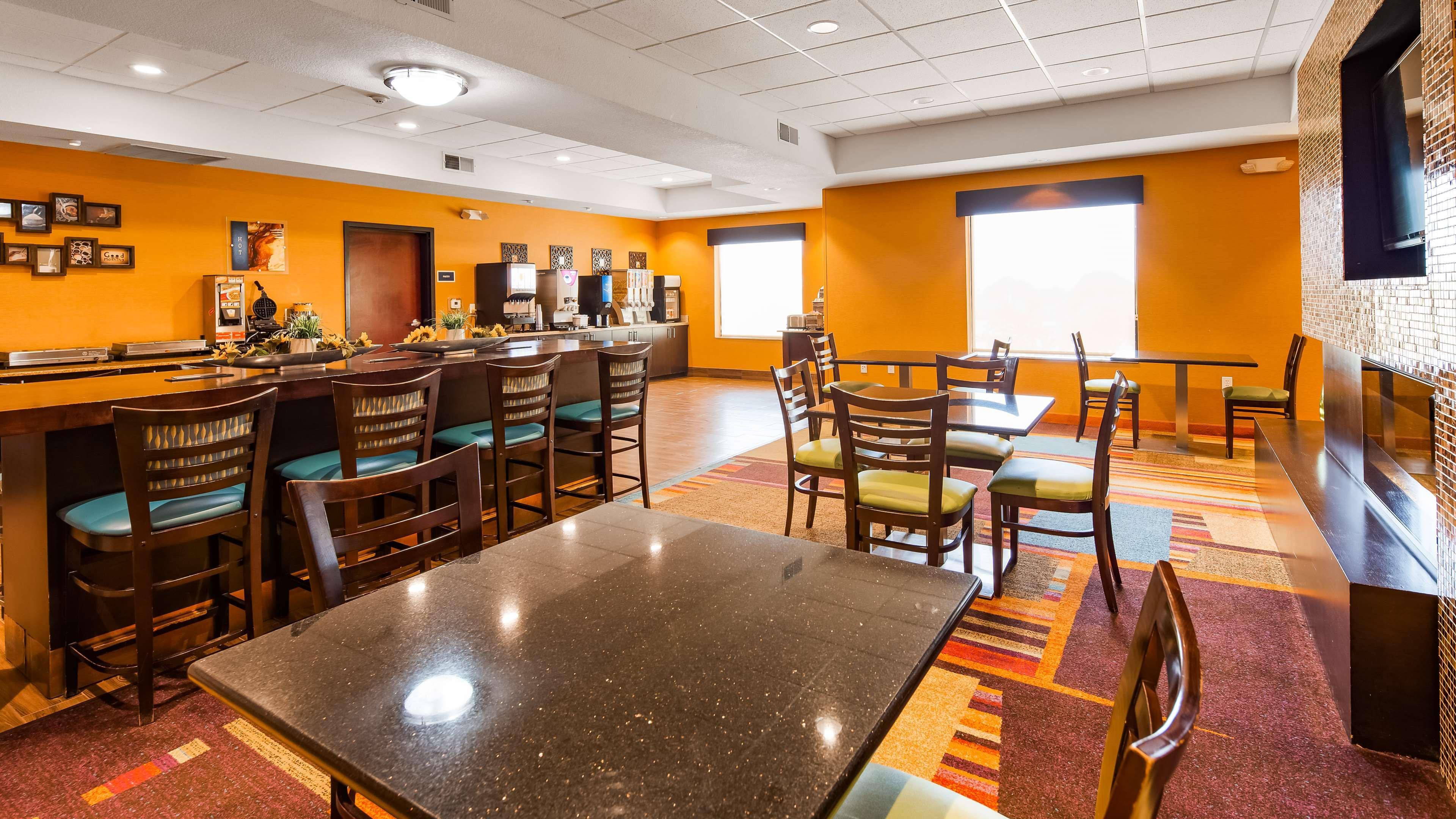 Best Western Plus Hiawatha Hotel Exterior photo
