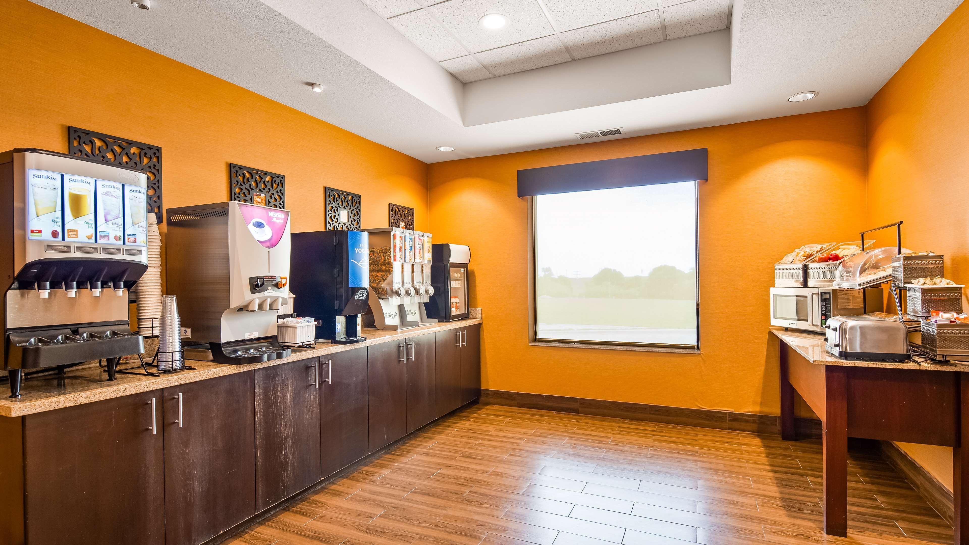 Best Western Plus Hiawatha Hotel Exterior photo